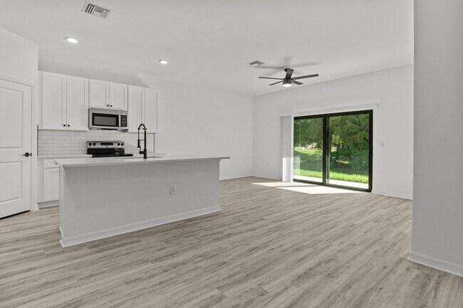 Building Photo - 548 Knapp St