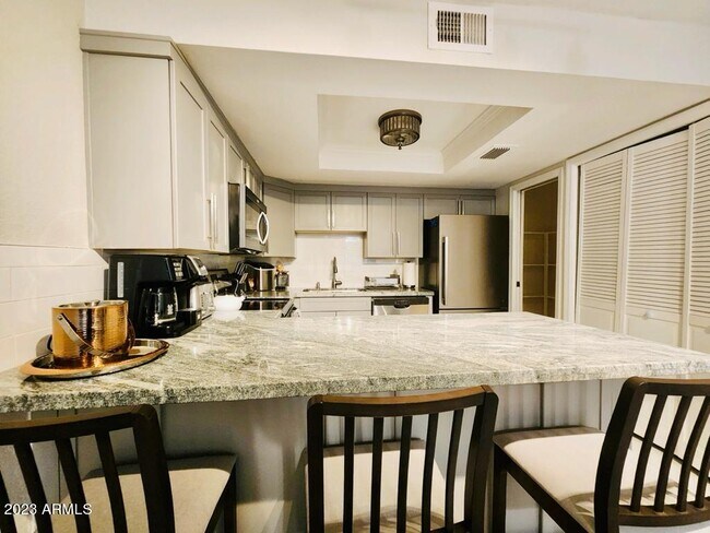Building Photo - 906 S Lola Ln
