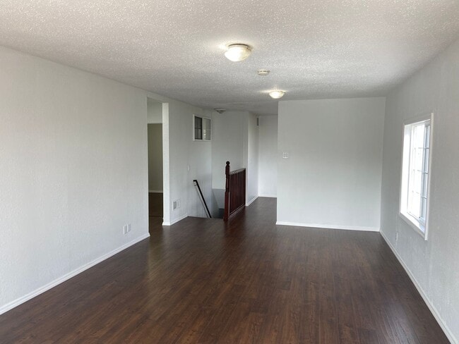 Building Photo - Single-Family Home 3BD/2BA Is Immediately ...