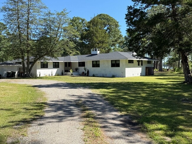 Building Photo - 305 Ship Point Rd