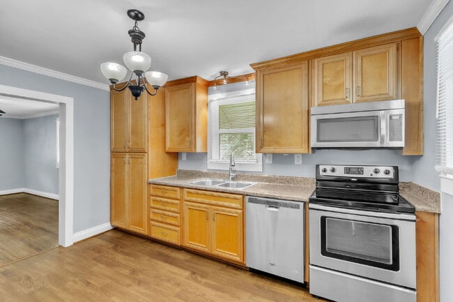 Building Photo - Cute Bungalow Style 2-Bedroom Haven with H...