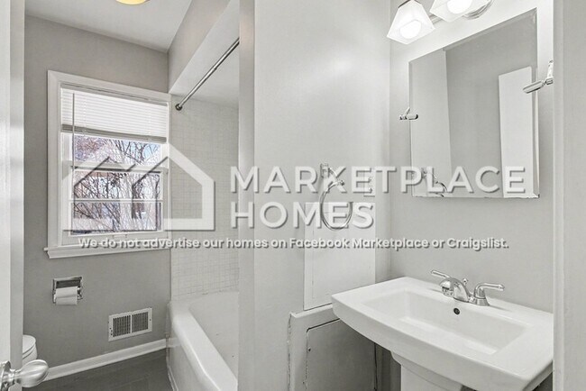 Building Photo - 2618 N Upton Ave