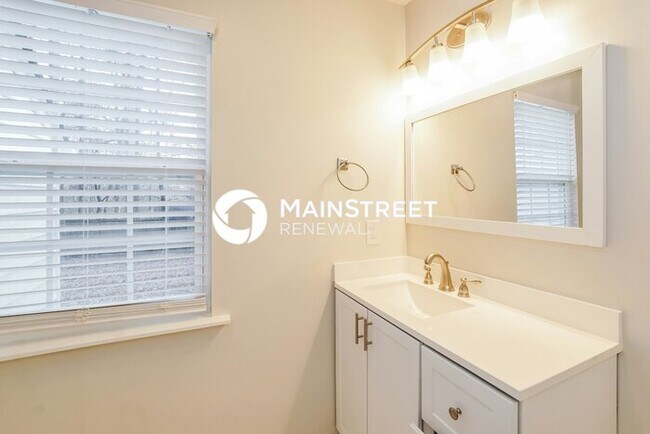 Building Photo - 3 Bedroom Pet-Friendly Home in KNOXVILLE, TN with Main Street Renewal