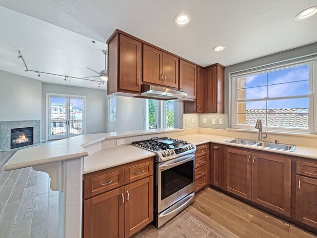 Building Photo - Updated 2B/2BA Condo in Hillcrest W/ Parki...