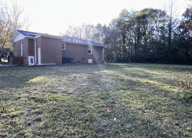 Building Photo - Darling 3 Bedroom Brick Ranch