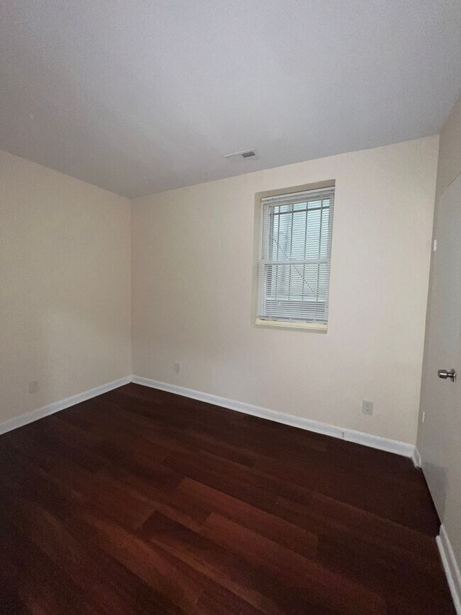 Building Photo - 1423 W Fayette St