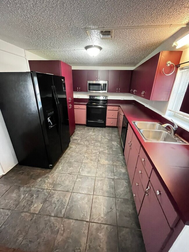 Building Photo - Perfect Rental for Families — Great Location!