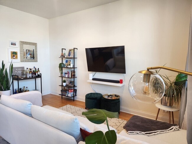 Building Photo - Condo quality one bedroom in Lakeview