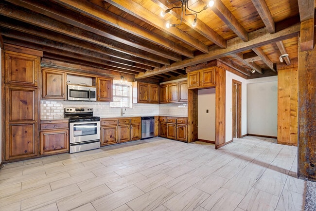 Building Photo - Beautiful 2 bed Ranch style home on 5 acres!