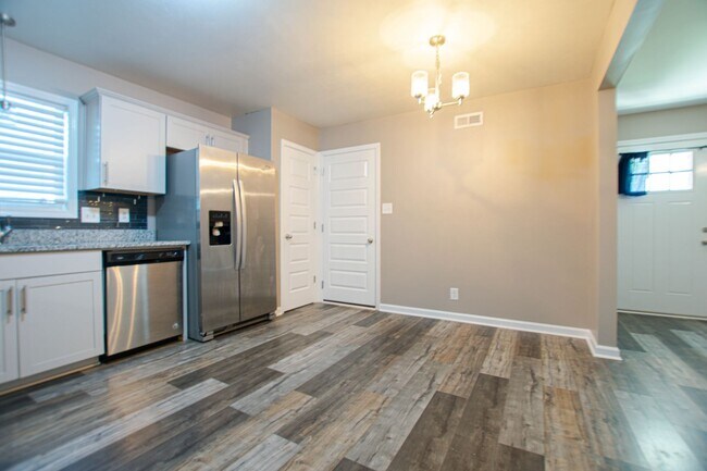 Building Photo - Pet Friendly Three Bedroom!