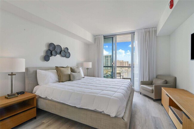 Building Photo - 2602 E Hallandale Beach Blvd