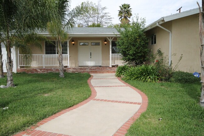 Primary Photo - Open Thursday 12/11 3-4pm Private HOME 3bed/2 bath + POOL in Woodland Hills!