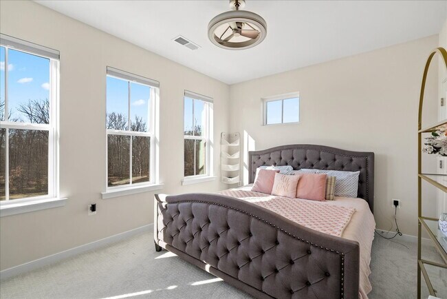 Building Photo - Stunning 4BR / 4.5BA End-Unit Townhome in Brambleton - Built in 2024!