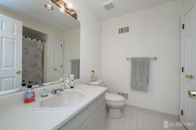 Building Photo - 84 Ridge Dr