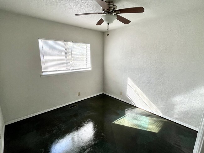 Building Photo - 67 Rungis Rd