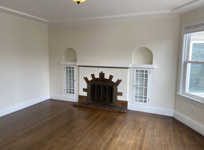 Building Photo - Top Floor Remodeled 2BD/1BA Flat Available Now!
