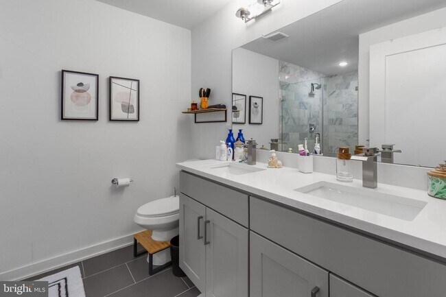 Building Photo - 304 Master St