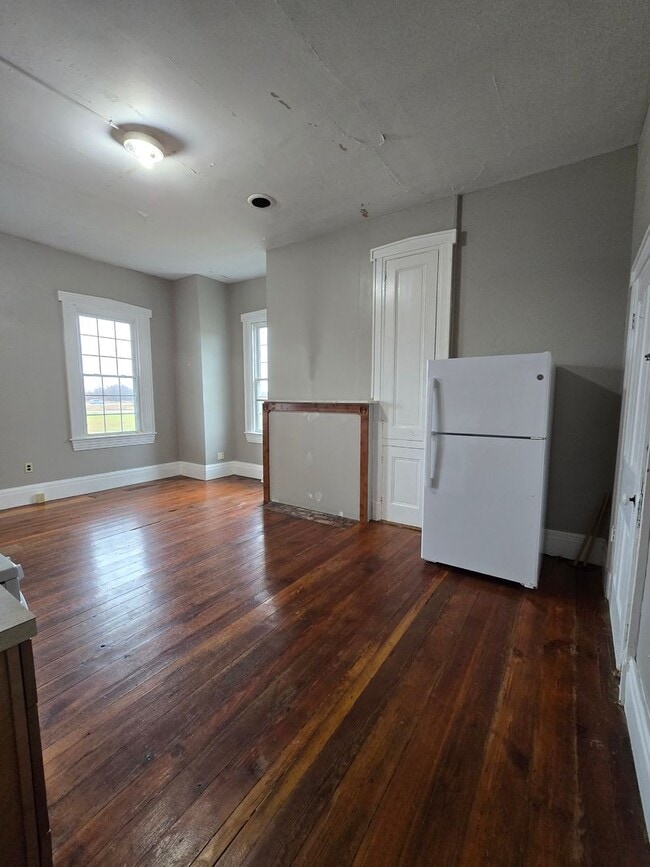 Building Photo - 2 Bedroom Farmhouse in Middletown