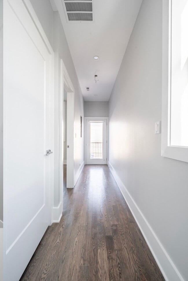 Building Photo - 556 W 18th St