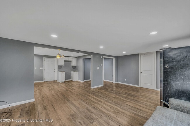 Building Photo - 664 Laurel Dr