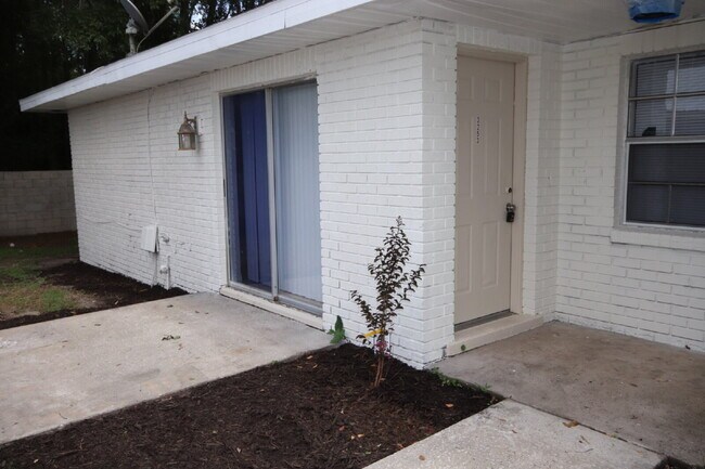 Building Photo - Freshly updated 2 bedroom 2 bath villa in ...