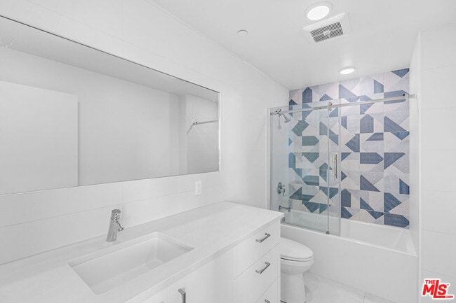 Building Photo - 2000 Beachwood Dr