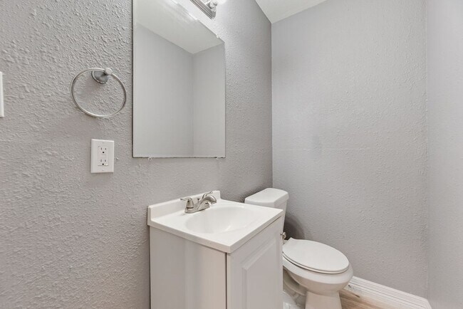 Building Photo - 815 N Travis St