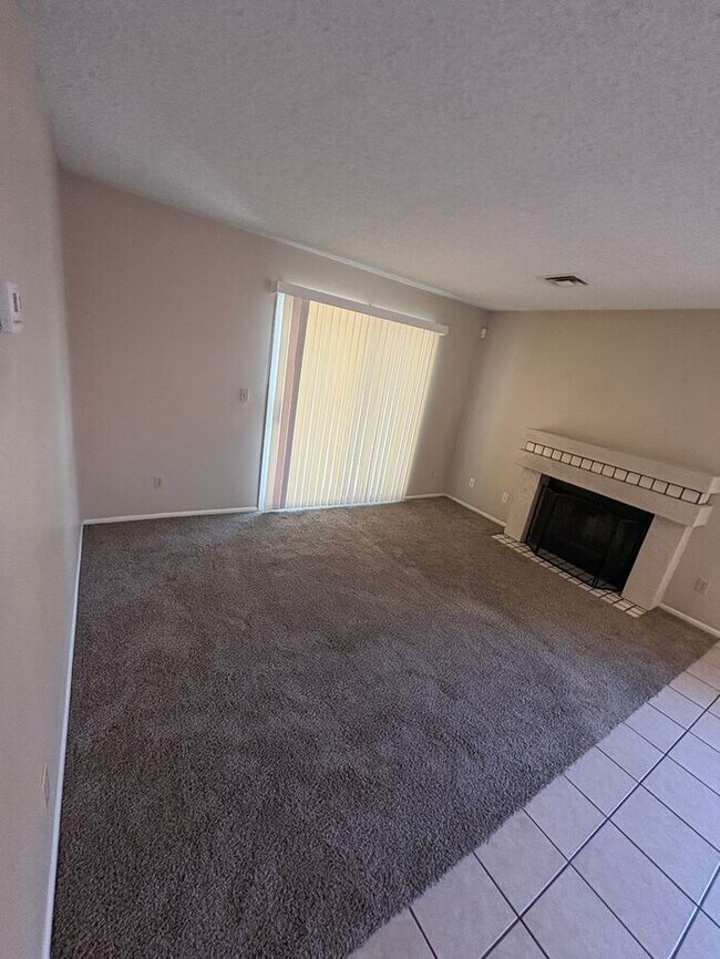 Building Photo - READY TO TOUR NOW! 2 Bedroom 2 Bath Peoria Townhouse