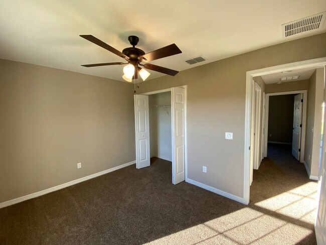 Building Photo - 3/2/2 Silver Spring Shores **Available NOW**