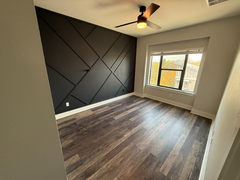 Building Photo - 1500 Lorraine Loop