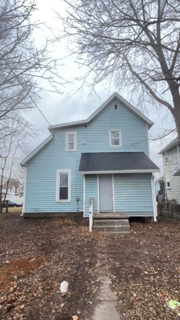 Primary Photo - Large Front Porch