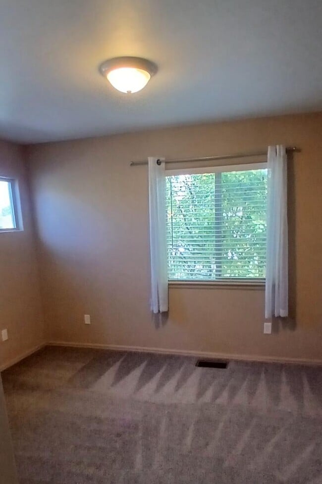 Building Photo - 672 Theresea Ct