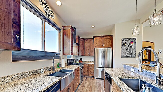 Building Photo - 3374 S Village Loop
