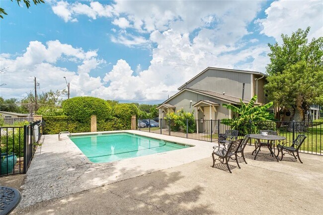 Building Photo - 2450 Ashdale Dr