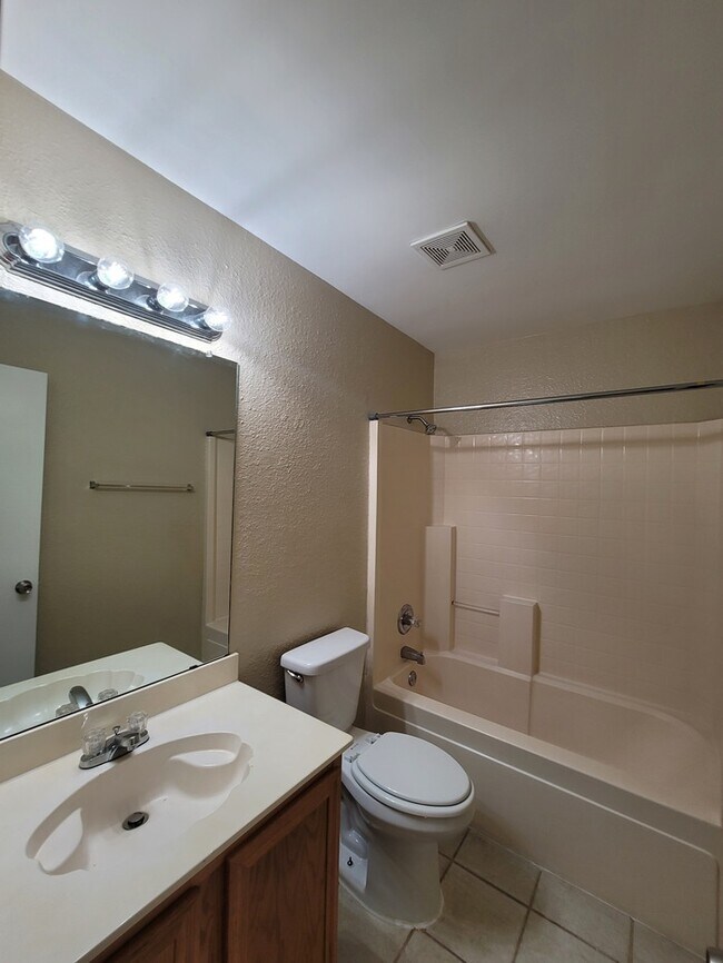 Building Photo - MOVE IN SPECIAL!!!! Cedar Hill home featur...