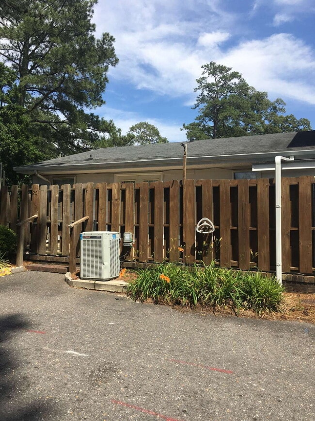 Building Photo - Adorable 2 BR | 1 BA Townhome in Goldsboro! Excellent Location!