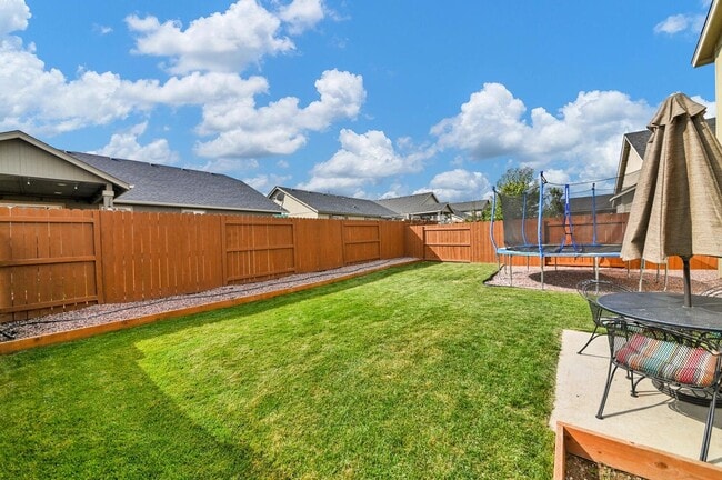 Building Photo - Gorgeous 4-Bdr with fully fenced yard in b...