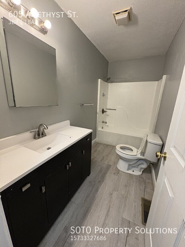 Building Photo - 605 Amethyst St