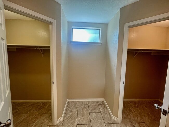 Building Photo - 3/2/2 Single Story Hidden Gem ~ Conveniently Located to RAFB, SAMMC & shopping ~ Move in Ready!