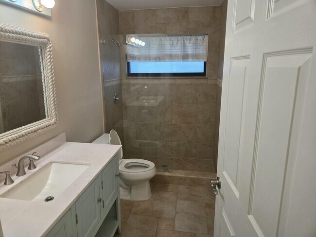 Building Photo - 142 Queens Ln