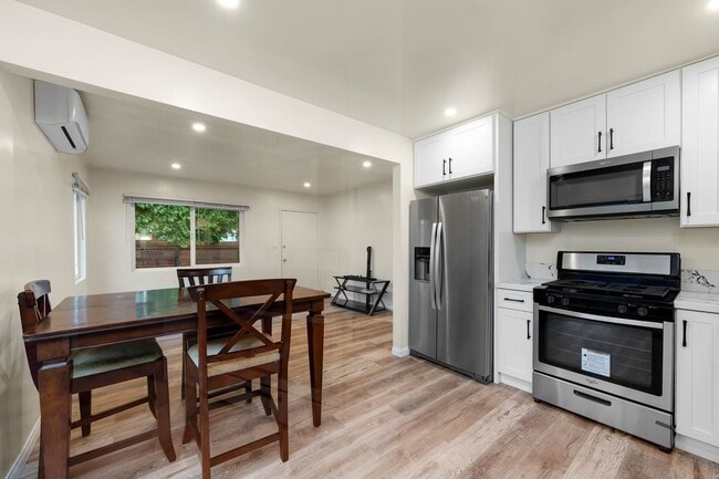 Building Photo - Beautiful newly renovated home available n...