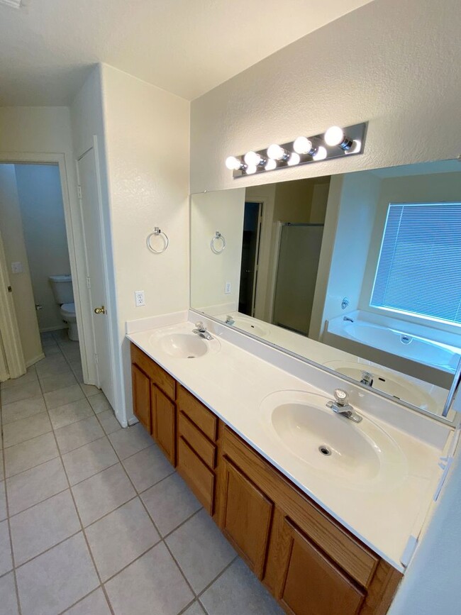 Building Photo - Corner Lot Property 3 bedroom 2 Bath
