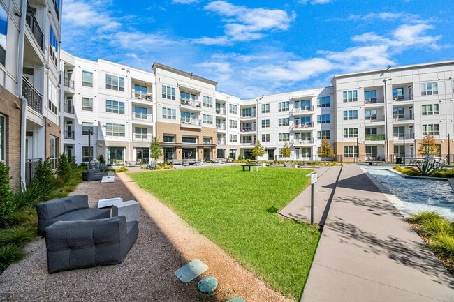 Building Photo - 15635 Memorial Dr