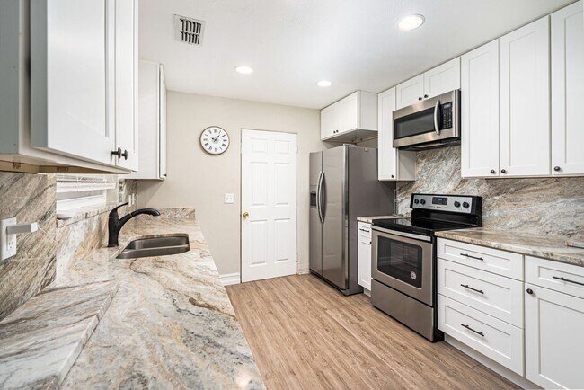 Building Photo - Port Orange 3 bed, 1.5 bath home directly ...
