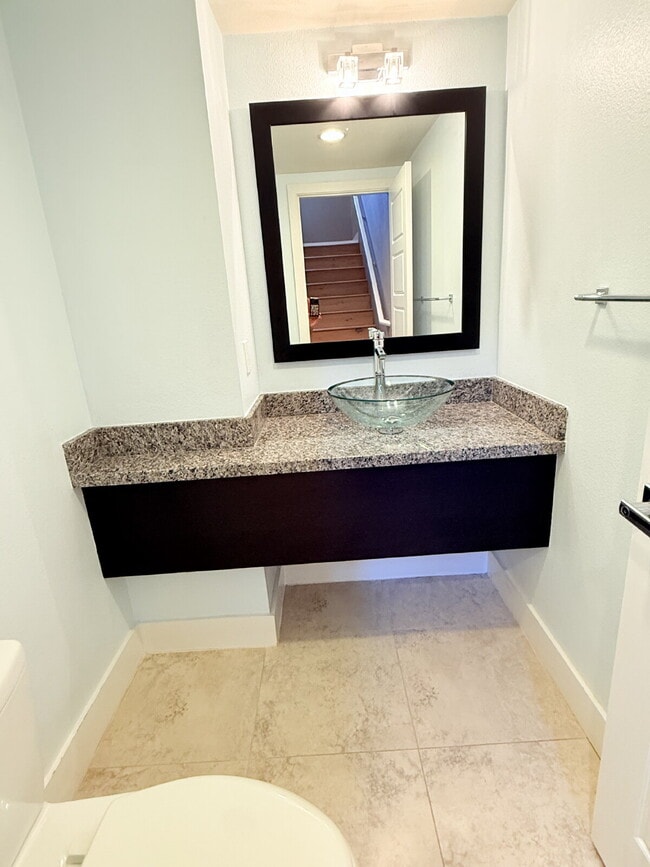 Building Photo - Modern Comfort Awaits: Spacious 3-Bed, 3.5...