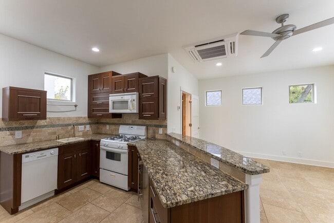 Building Photo - Gorgeous 4 bedroom, 5 bathroom House in Bouldin Creek!