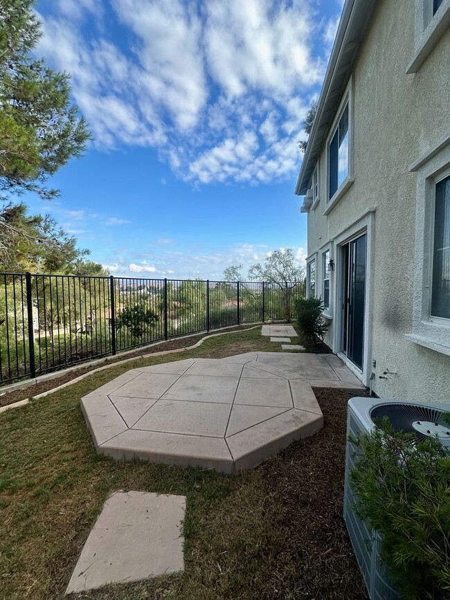 Building Photo - 3 Bedroom(plus loft), 2.5 Bath Home with S...