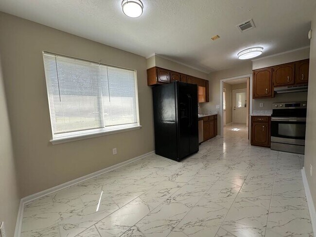 Building Photo - Woodlake - Richmond