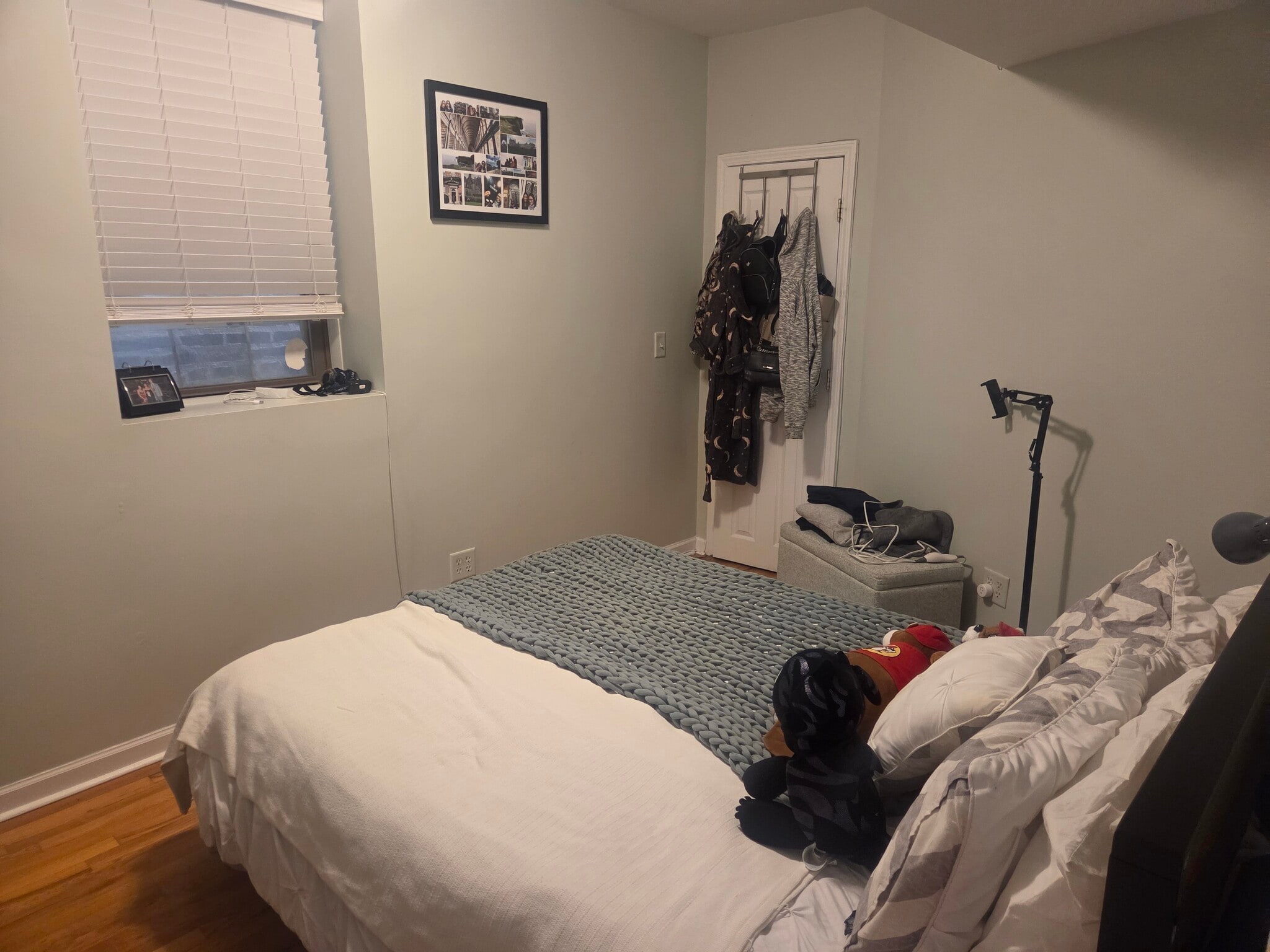 Building Photo - 2047 W Evergreen Ave