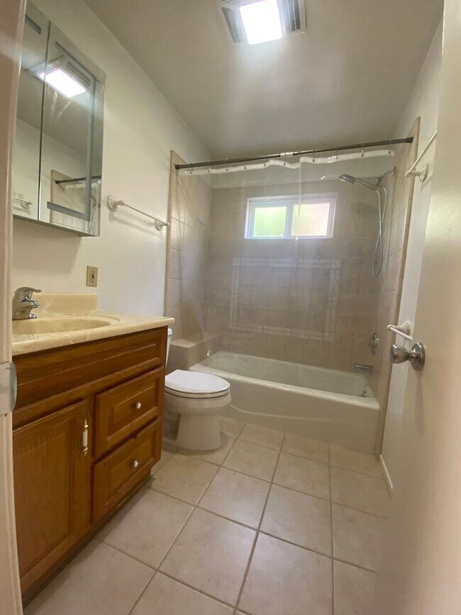 Building Photo - m529 - Mann